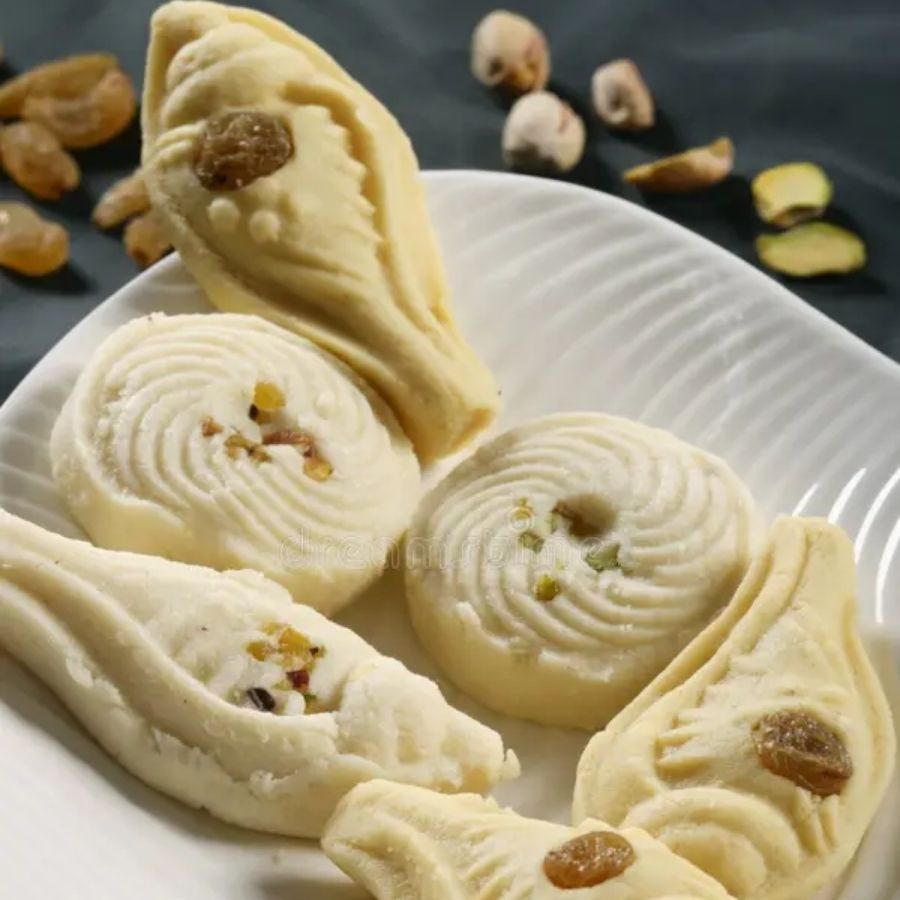 মিষ্টির সঙ্গে বাঙালির সম্পর্ক যতটা মধুর, ডায়াবেটিকদের সঙ্গে ঠিক ততটাই তেতো। তাই বলে কি পুজোর মরশুমে তাঁরা মনঃকষ্টে ভুগবেন? 