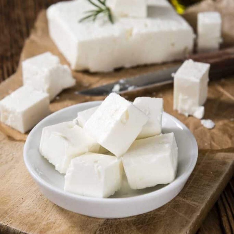 পরিমাণ মতো জল ঝরিয়ে রাখা ছানা দিয়ে দিন এ বার। পনিরও ব্যবহার করতে পারেন। তবে এ ক্ষেত্রে ছানা ব্যবহার করলে স্বাদেও তার প্রভাব থাকবে। কড়াইতে এই মিশ্রণ যত ফুটতে থাকবে, ততই গাঢ় হবে। 