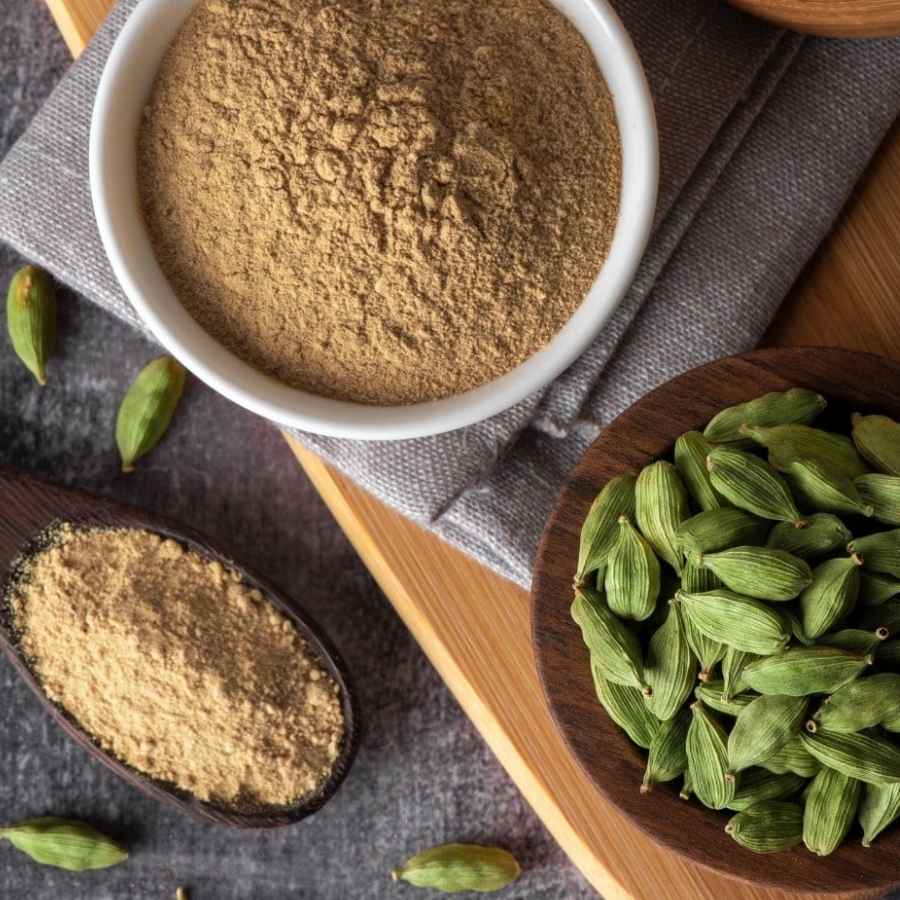 এ বার মিশ্রণে যোগ করুন আধ চা চামচ এলাচ গুঁড়ো। এর পরে আসল উপকরণটি দেওয়ার পালা। চিনির বদলে ঢালুন চার থেকে পাঁচ চামচ স্টিভিয়া পাউডার। মিশ্রণ গাঢ় না হওয়া পর্যন্ত ভাল করে নাড়তে থাকুন। মিশ্রণটি গাঢ় হয়ে এলে তাতে দিয়ে দিন এক চা চামচ ঘি। আবার মিশিয়ে নিন সবটা। 