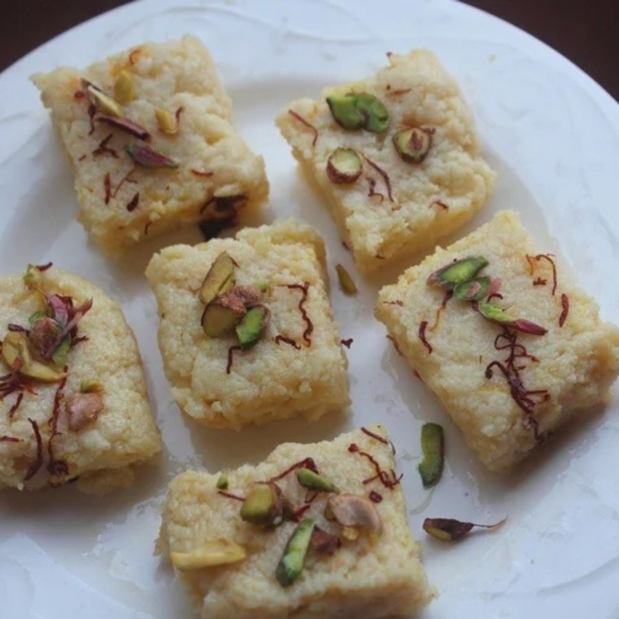  জল অনেকটাই শুকিয়ে গেলে মণ্ডটির সামান্য কিছুটা অংশ হাতে নিয়ে দেখুন সেটিকে হাতের চাপে পছন্দমতো আকৃতি দেওয়া যাচ্ছে কি না। এ বার কাজ অনেক সহজ। 