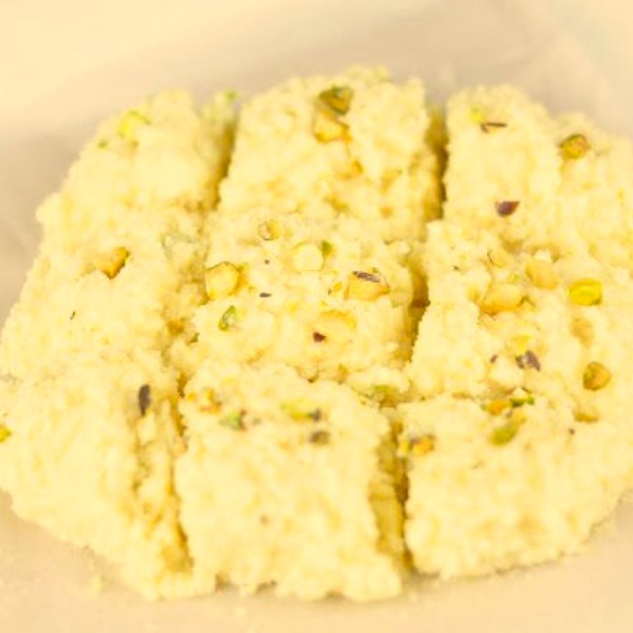  একটি স্টিলের ট্রে-তে ভাল করে ঘি মাখিয়ে কালাকাঁদের মণ্ডটিকে ঢেলে দিন তার উপরে। হাতের সাহায্যে চাপ দিয়ে একটি নির্দিষ্ট আকৃতিতে এনে ঠান্ডা হতে দিন কয়েক ঘণ্টা। 