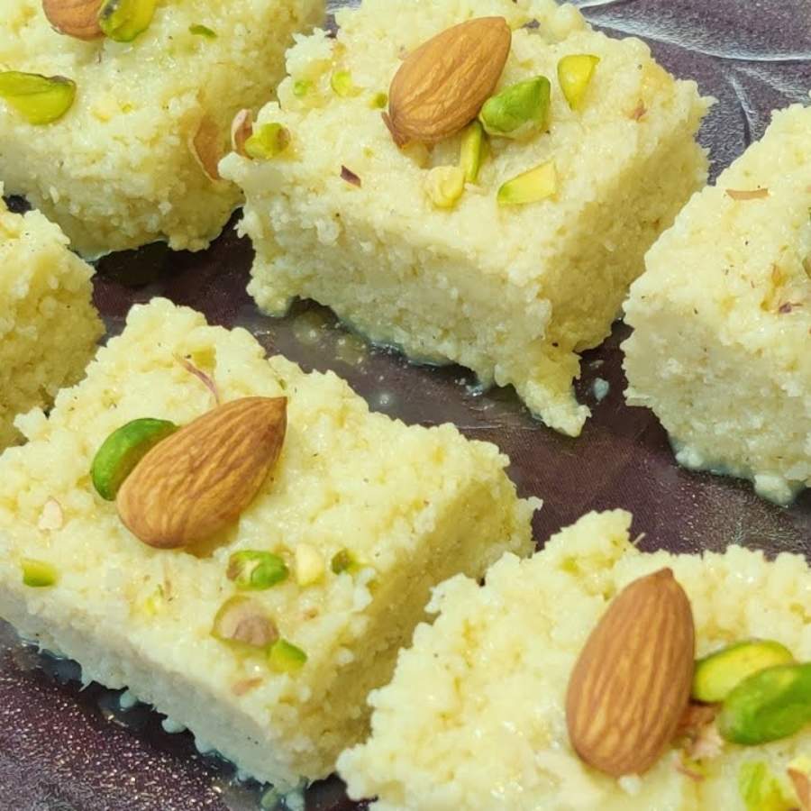 শক্ত হয়ে এলে এ বার কালাকাঁদের আকারে চৌকো করে কেটে নিন। উপর থেকে ছড়িয়ে দিন কাজু, পেস্তার কুচি।   ( এই প্রতিবেদনটি ‘আনন্দ উৎসব’ ফিচারের একটি অংশ। )  