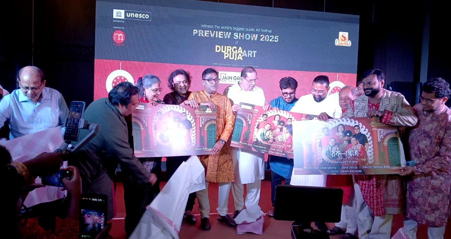 অনুষ্ঠানে শিল্পীরা। 