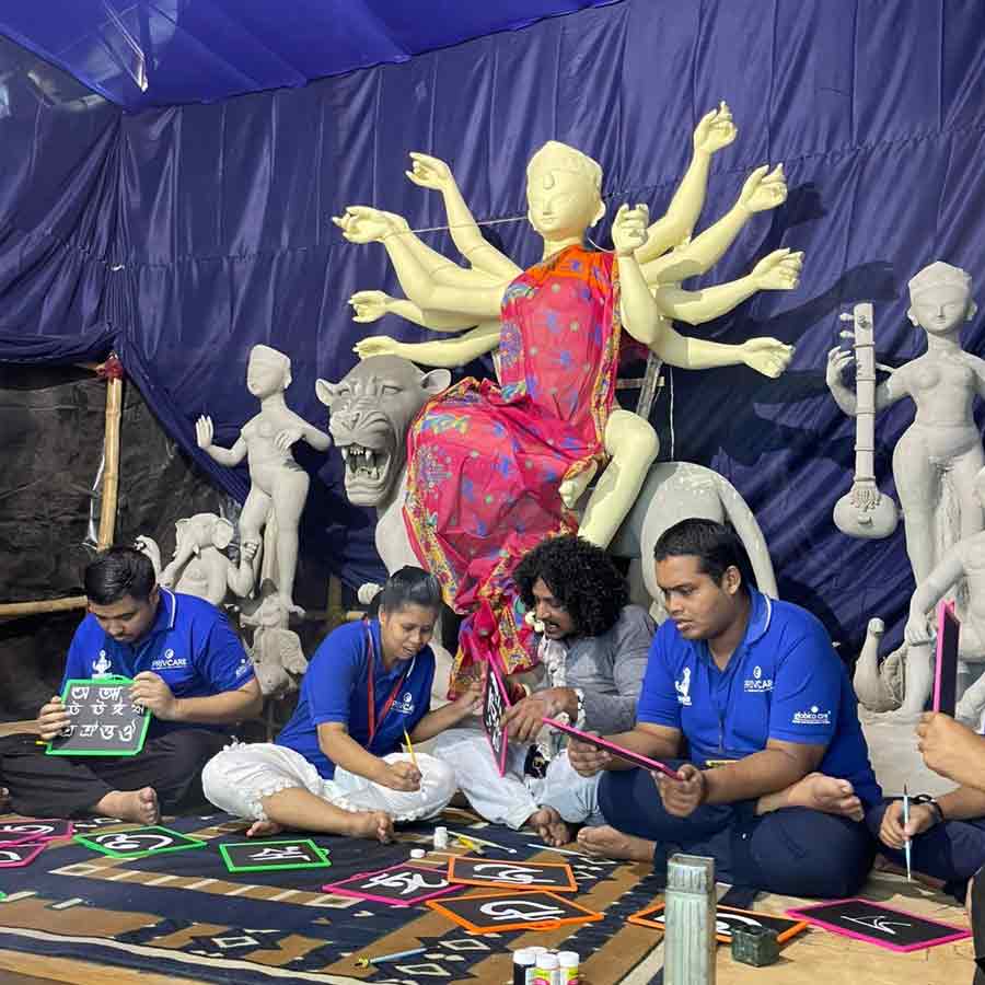 পিকনিক গার্ডেন ৩৯ পল্লীর পুজোয় ঠাকুর দেখা যাবে বাড়ির পোষ্যদের নিয়ে, শিল্পী স্নেহাশিস দাস ব্যস্ত পুজোর শেষ প্রস্তুতিতে।