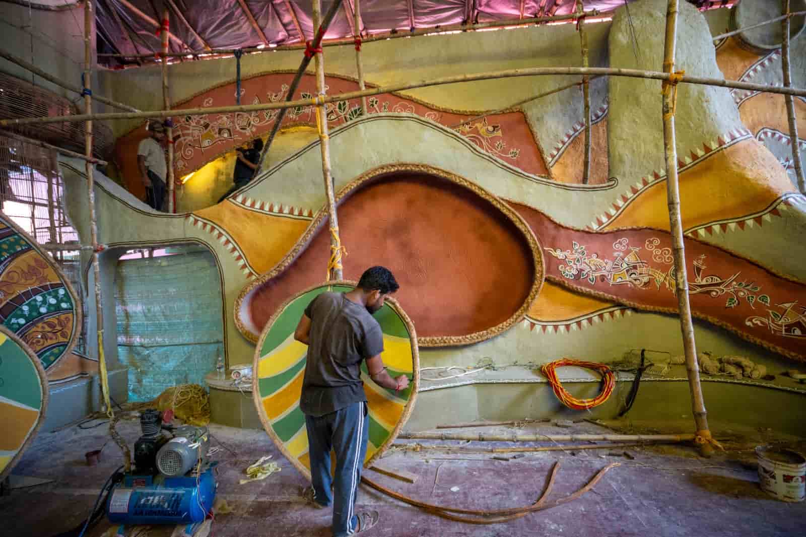 ভাবছেন কী এই ‘মুখা’? এটি আদতে উত্তরবঙ্গের মালদহ এবং দিনাজপুর অঞ্চলের এক ধরনের নৃত্যশৈলী ‘গম্ভীরা’র ধরন। 