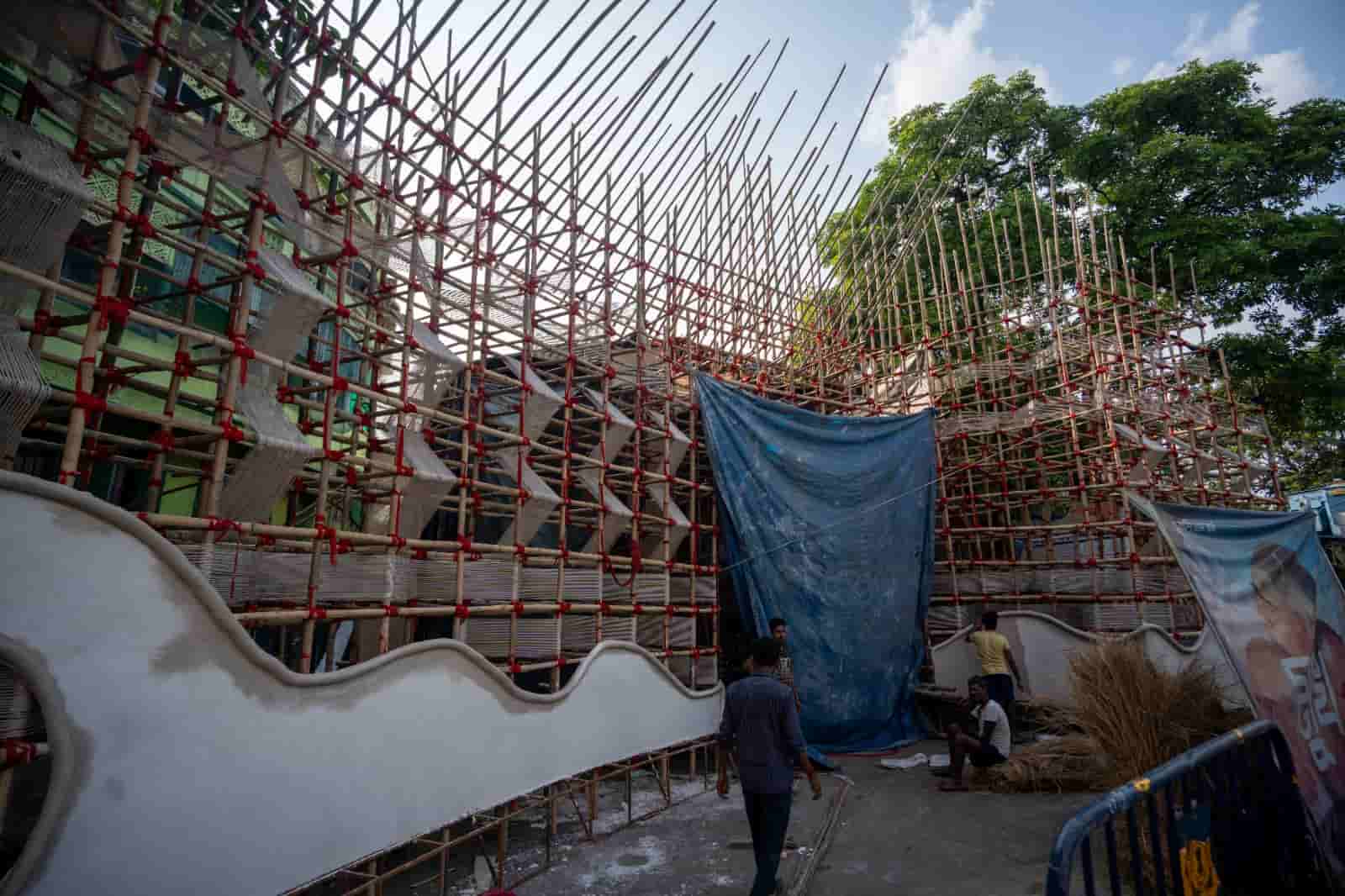 খিদিরপুর পল্লী শারদীয়ার এ বারের মণ্ডপ সজ্জায় ব্যবহৃত হচ্ছে হোগলা পাতা, বাঁশ। 