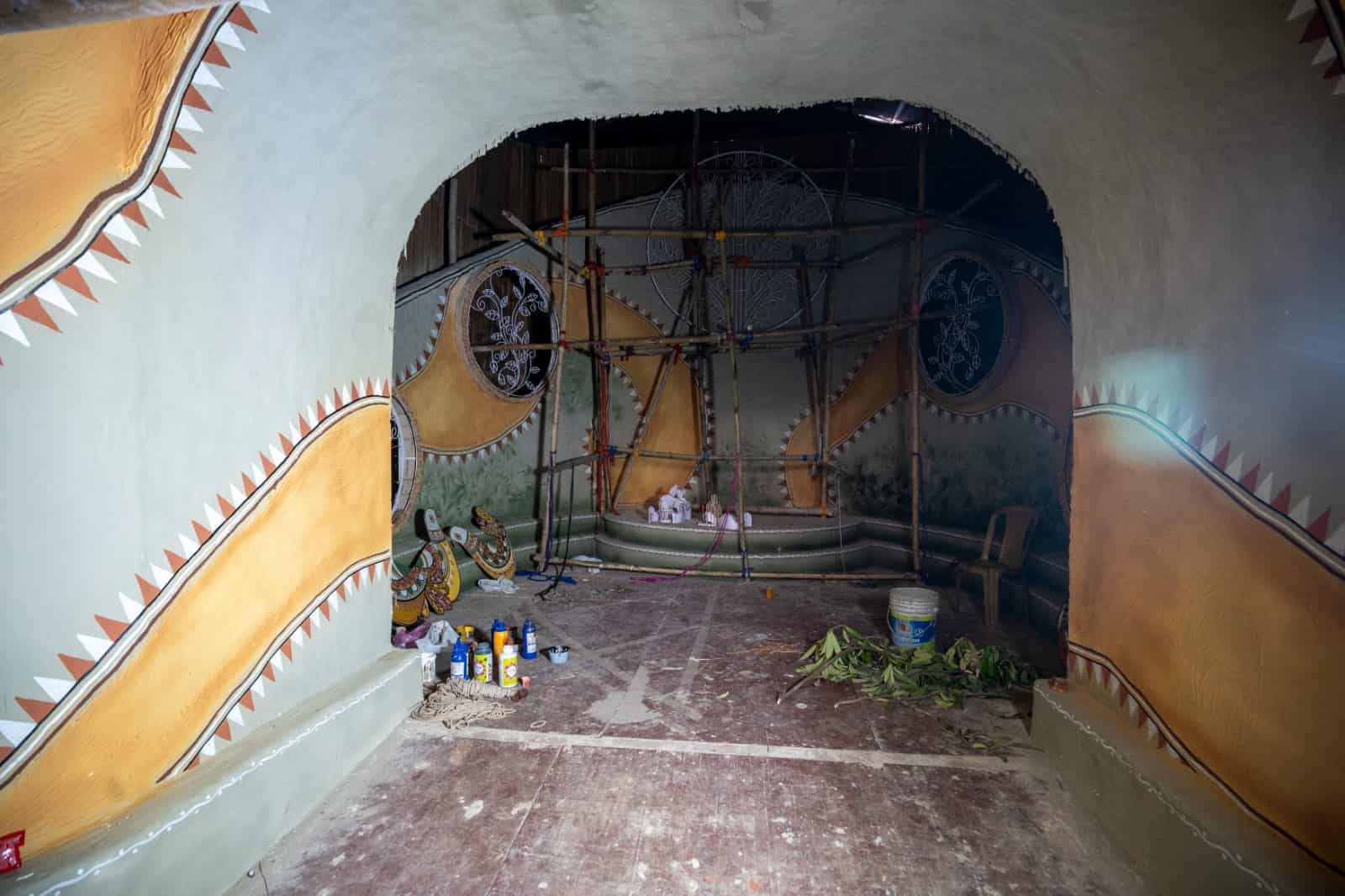 এ ছাড়াও ওখানকার স্থানীয়রা যে জিনিসগুলি দৈনন্দিন জীবনে ব্যবহার করে থাকেন সেগুলিও ব্যবহার করা হচ্ছে বলে জানা গিয়েছে। 