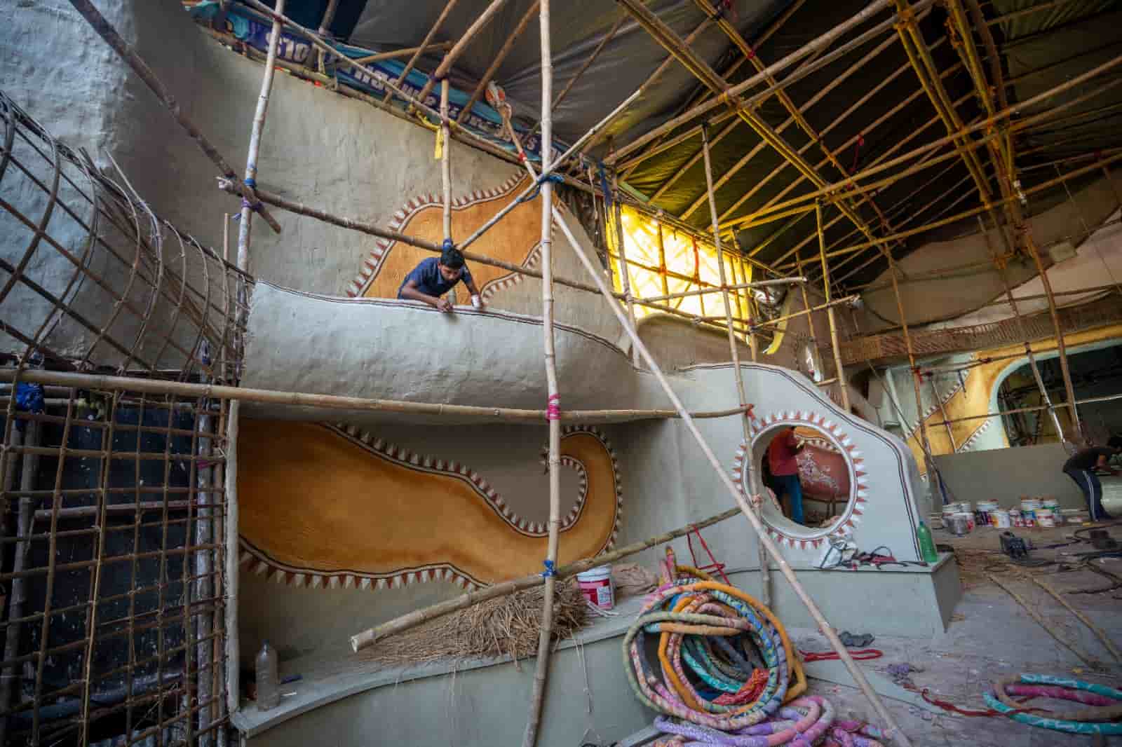 খিদিরপুর পল্লী শারদীয়ার এ বারের থিম শিল্পী হলেন শঙ্কর পাল। সৌমেন পাল হচ্ছেন প্রতিমা শিল্পী। 