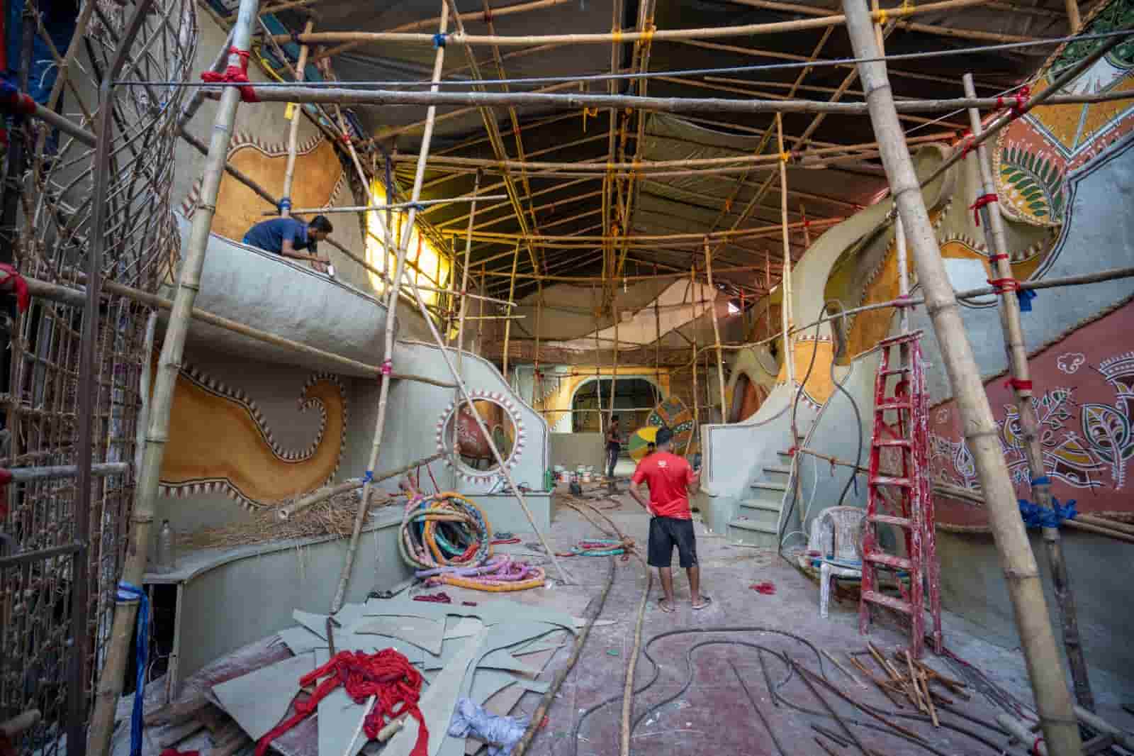 অভিজিৎ ভট্টাচার্য গোটা বিষয়টা নিয়ে গবেষণা করেছেন, আবহ করেছেন দেবায়ন। এই মণ্ডপে লাইভ অনুষ্ঠানের ব্যবস্থা থাকবে যা করবে মাঙ্গলিকা মুখা দল।  (এই প্রতিবেদনটি ‘আনন্দ উৎসব’ ফিচারের একটি অংশ)।