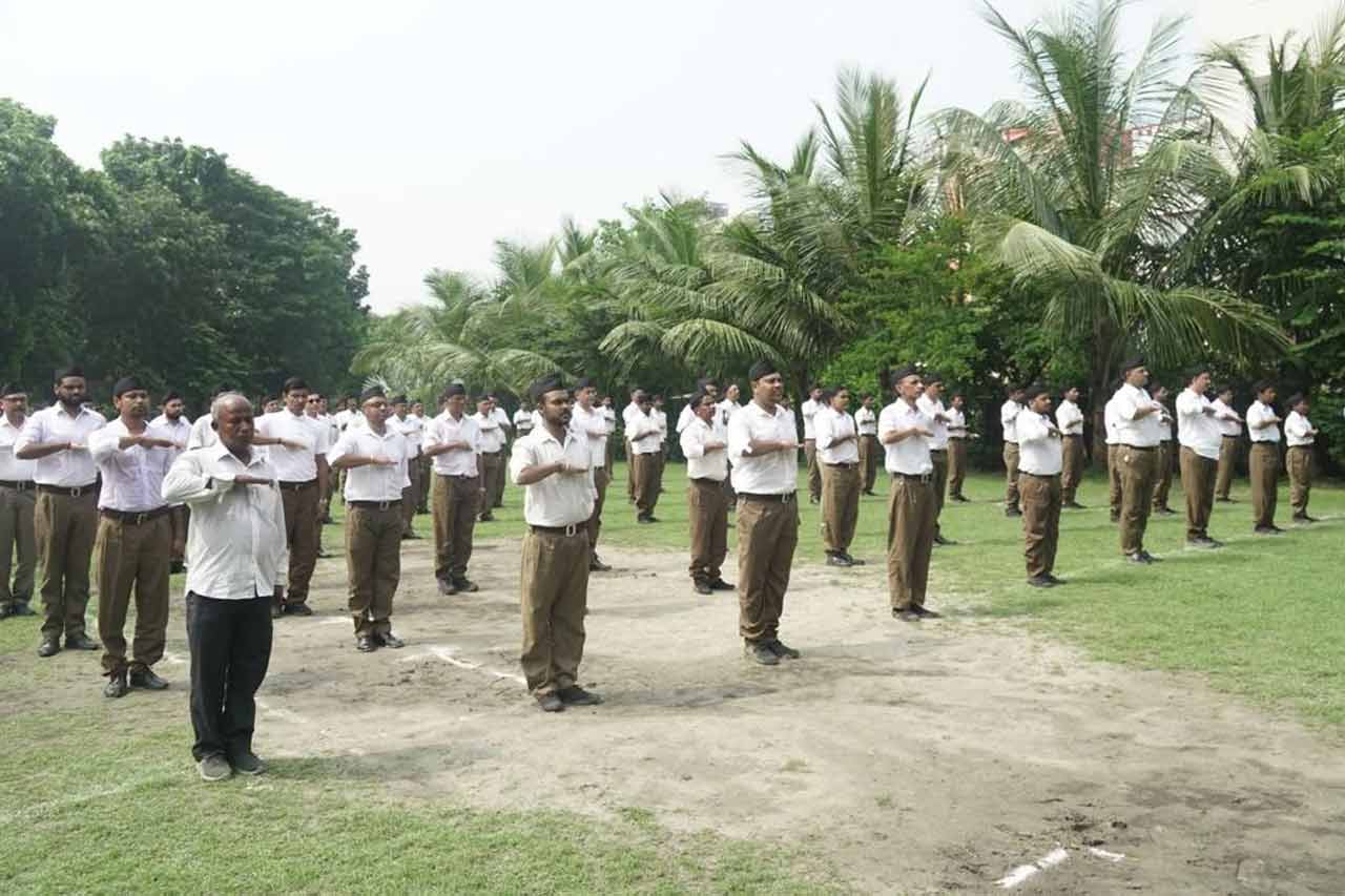 রাজ্যের নানা প্রান্তে মহালয়ায় এ ভাবেই ‘পূর্ণ গণবেশে’ জমায়েত করল আরএসএস। 
