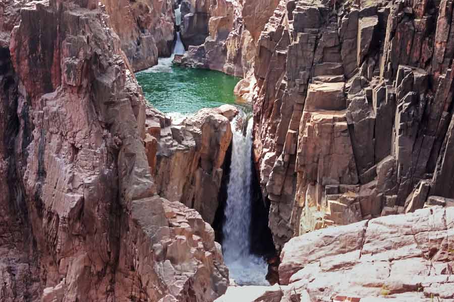 কেন নদী সৃষ্টি করেছে জলপ্রপাতের। এখানকার ভূমিরূপের বৈচিত্র চোখে পড়ার মতো।