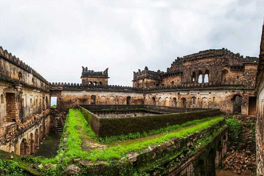 বহু পুরনো কালিঞ্জর দুর্গ। বিন্ধ্য পর্বতের গায়ে তৈরি দুর্গটি আজও বিস্ময় জাগায়।