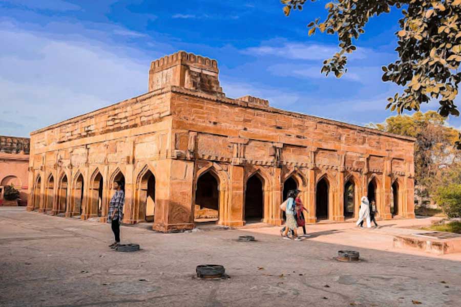 ঘুরে নিতে পারেন বহু পুরনো চুনার দুর্গ।