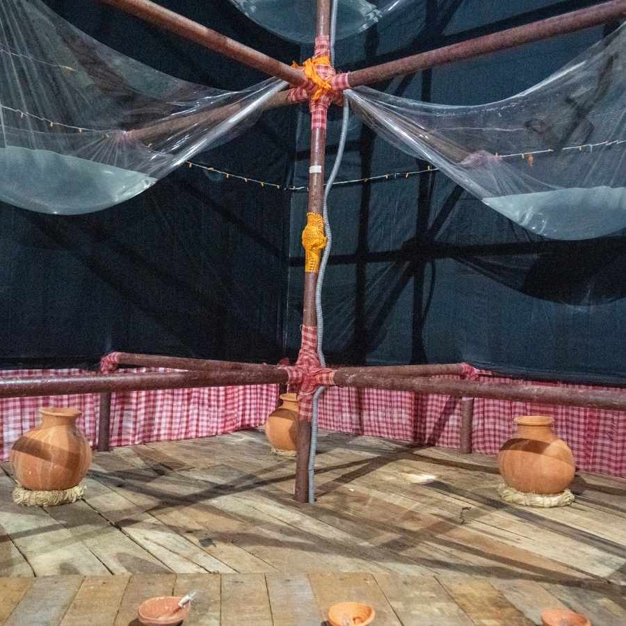 বিশ্বাস করা হয়, এই সময়ে মৃত পূর্বপুরুষেরা পৃথিবীতে ফিরে আসেন। তাঁদের তুষ্ট করলে তাঁদের আত্মা শান্তি পায়। 