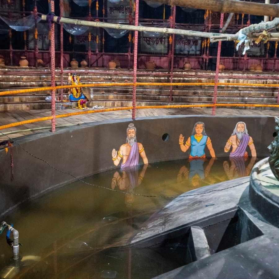 এই ভাবনাকে মাথায় রেখেই ৩৯তম বর্ষে দুর্গামণ্ডপ সেজে উঠেছে নাকতলা উদয়ন সঙ্ঘে। শিল্পী রিন্টু দাসের ভাবনায় তাদের এই বছরের থিম ‘তর্পণ’। 