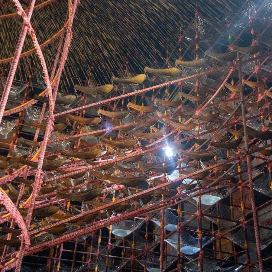 মণ্ডপের অন্দরসজ্জায় এক বার চোখ বোলালেই নজরে পড়বে কোথাও পিতৃপক্ষ, দেবীপক্ষের প্রতিচ্ছবি, আবার কোথাও কোষাকুষি থেকে চুঁইয়ে পড়ছে জল। 