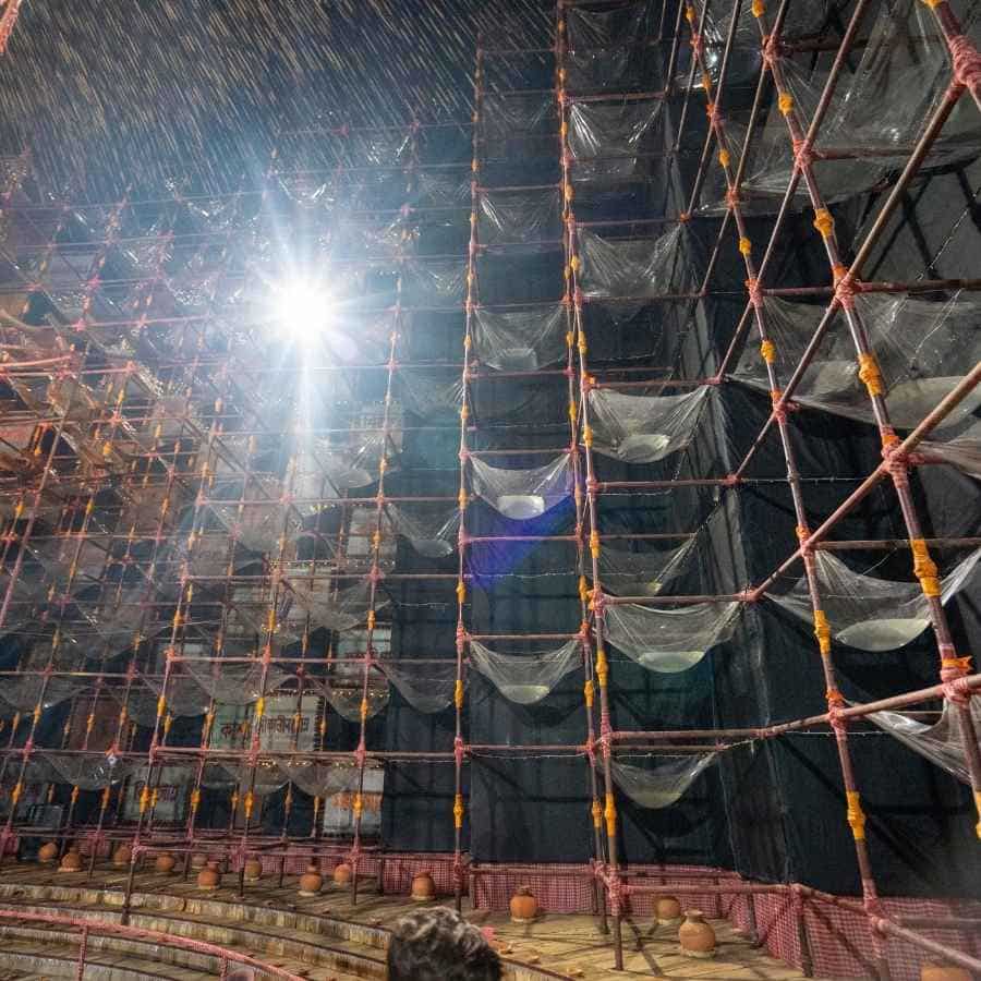 মণ্ডপসজ্জার সঙ্গে জড়িত বিরাজন কর্মকার আনন্দবাজার ডট কমকে বলেন, “অজস্র কোষাকুষি থেকে জল পড়বে। একটি শঙ্খের মধ্য দিয়ে আলো ফেলা ফেলা হবে। আবার স্বর্গের ঘুরন্ত সিঁড়িও স্থাপন করা হয়েছে মণ্ডপে।” 