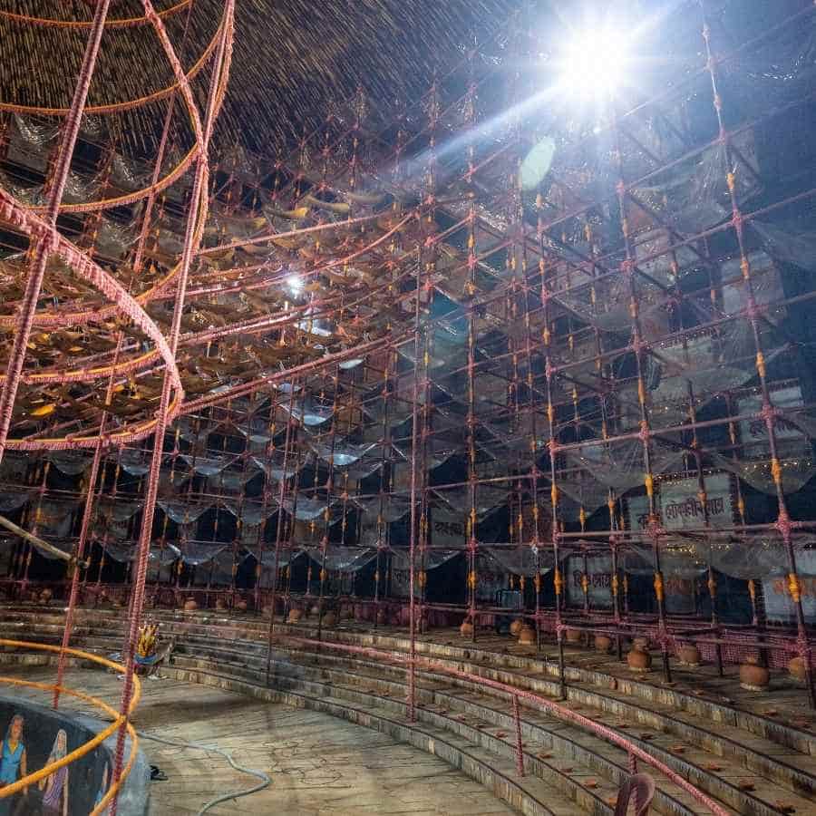  বিরাজন আরও বলেন, “আমরা তো আত্মাকে দেখতে পাই না। এখানে ধোঁয়ার সাহায্যে তাকে বোঝানো হবে।”  ৭। থাকবে অজস্র কাক এবং হাতে আঁকা রামায়ণ-মহাভারতের গল্প। 