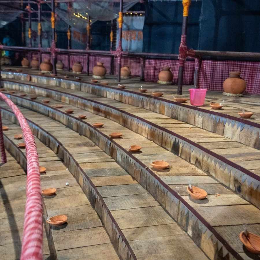 এখানেই শেষ নয়, বিরাজন কর্মকারের কথায়, “যেহেতু আমরা তর্পণ করি গঙ্গায়, মণ্ডপেও ঘাটের একটি কাঠামো তৈরি করা হয়েছে।” 