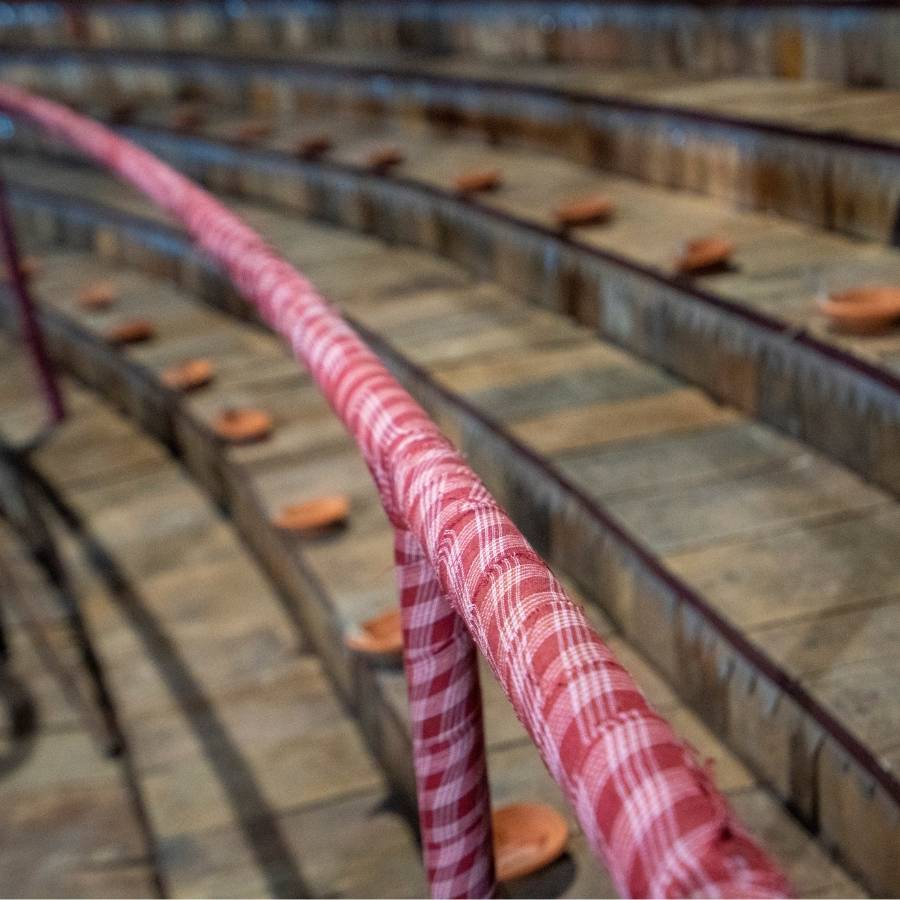  তিনি আরও যোগ করেন, “শ্মশানযাত্রীদের গামছা থেকে শুরু করে মৃতদের নামাবলী, মৃত্যু সম্পর্কিত সব কিছুই তুলে ধরার চেষ্টা করা হয়েছে এখানে। আগে কারও বাবা-মা মারা গেলে, খড়ের শয্যায় শোওয়ার নিয়ম ছিল। তাই এখানে তেমন ব্যবস্থাও রয়েছে।” 