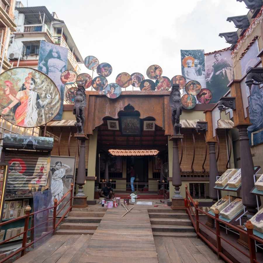  মণ্ডপসজ্জার ভাবনা থেকে শুরু করে গবেষণা, সবটাই সামলেছেন দীপ, ইশিকা এবং সৈকত এবং তাঁদের নিজস্ব দল। 