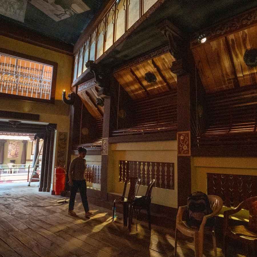 তাঁর কথায়, মণ্ডপে এক বার ঢুঁ দিলেই চোখের সামনে স্পষ্ট ভেসে উঠবে সবটা। 