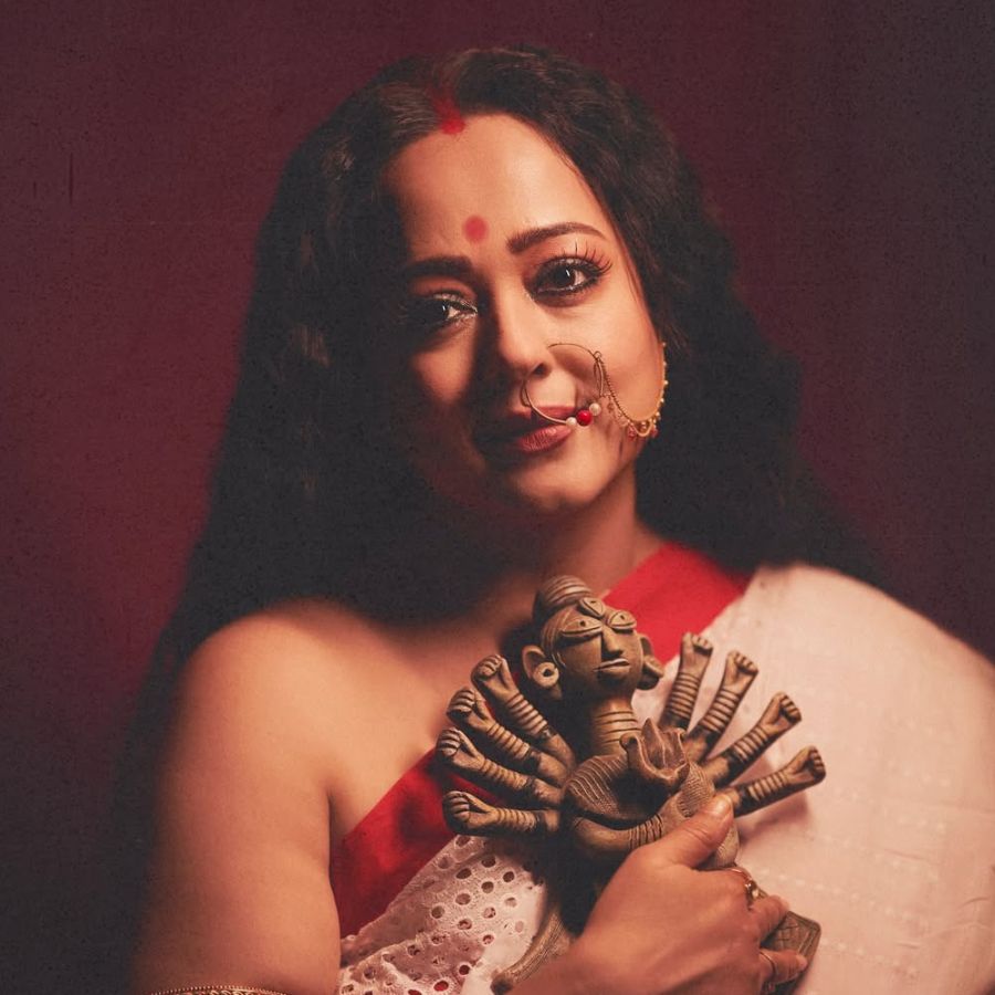 পরনে লাল পাড় সাদা শাড়ি, নাকে বড় নথ, এলোকেশী অপরাজিতাকে দেবীর সঙ্গে তুলনা করলে খুব একটা ভুল হবে না।  