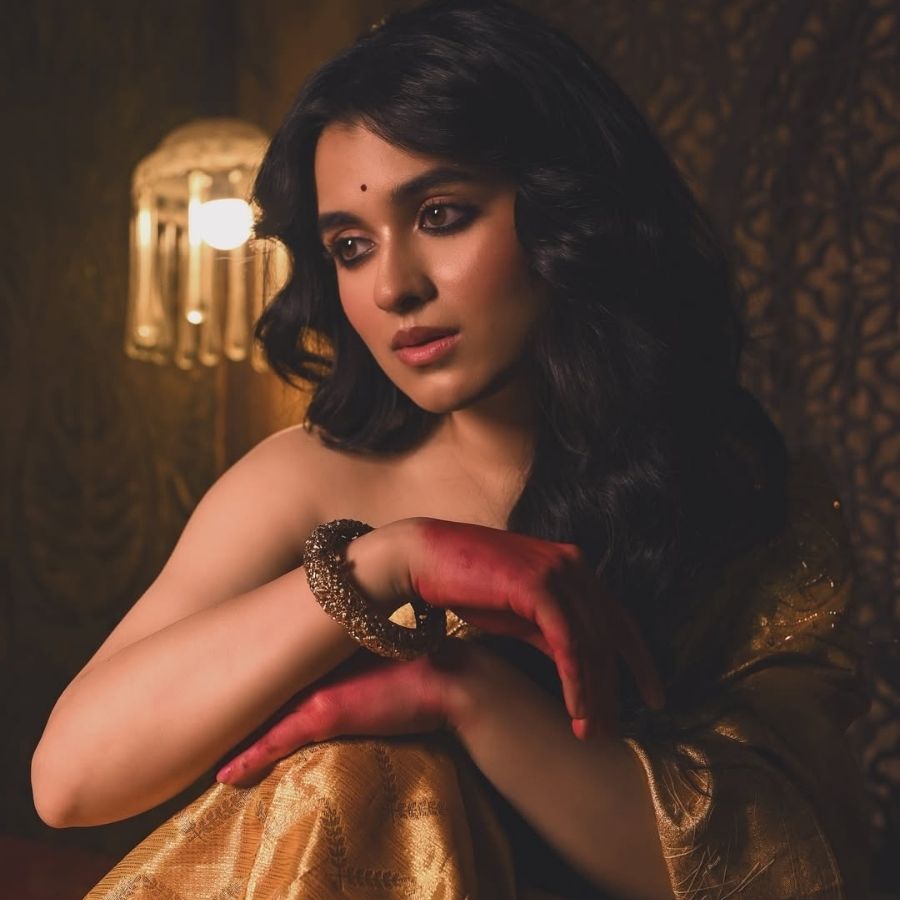 সাবেকি সাজেই নজর কাড়লেন শ্যামৌপ্তি মুদলি। 