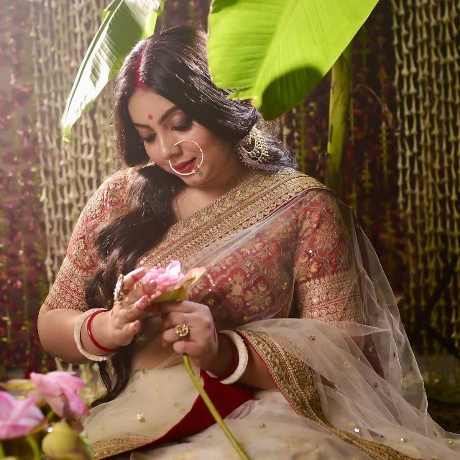 পদ্ম হাতে দেবীর সাজে ধরা দিলেন শ্রীময়ী। পুজোর শুভেচ্ছা জানালেন অনুরাগীদের।