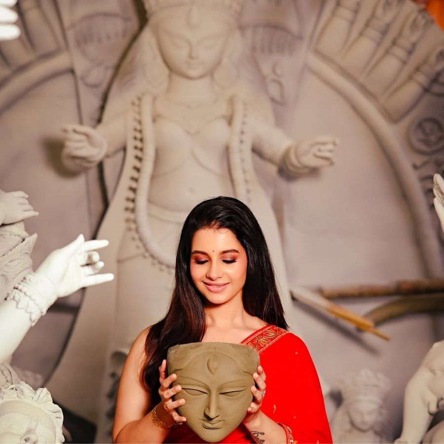  দেবী পক্ষের সূচনা পর্বে লাল শাড়িতে অপরূপা অঙ্গনা। 