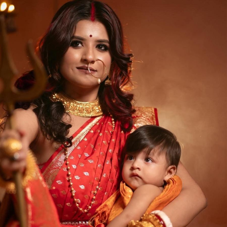 ছেলেকে নিয়ে প্রথম পুজো রূপসা চট্টোপাধ্যায় ও সায়নদীপ সরকারের। মহালয়ায় ছোট্ট ডুগ্‌গুকে নিয়েই দেবী রূপে ধরা দিলেন নায়িকা। 