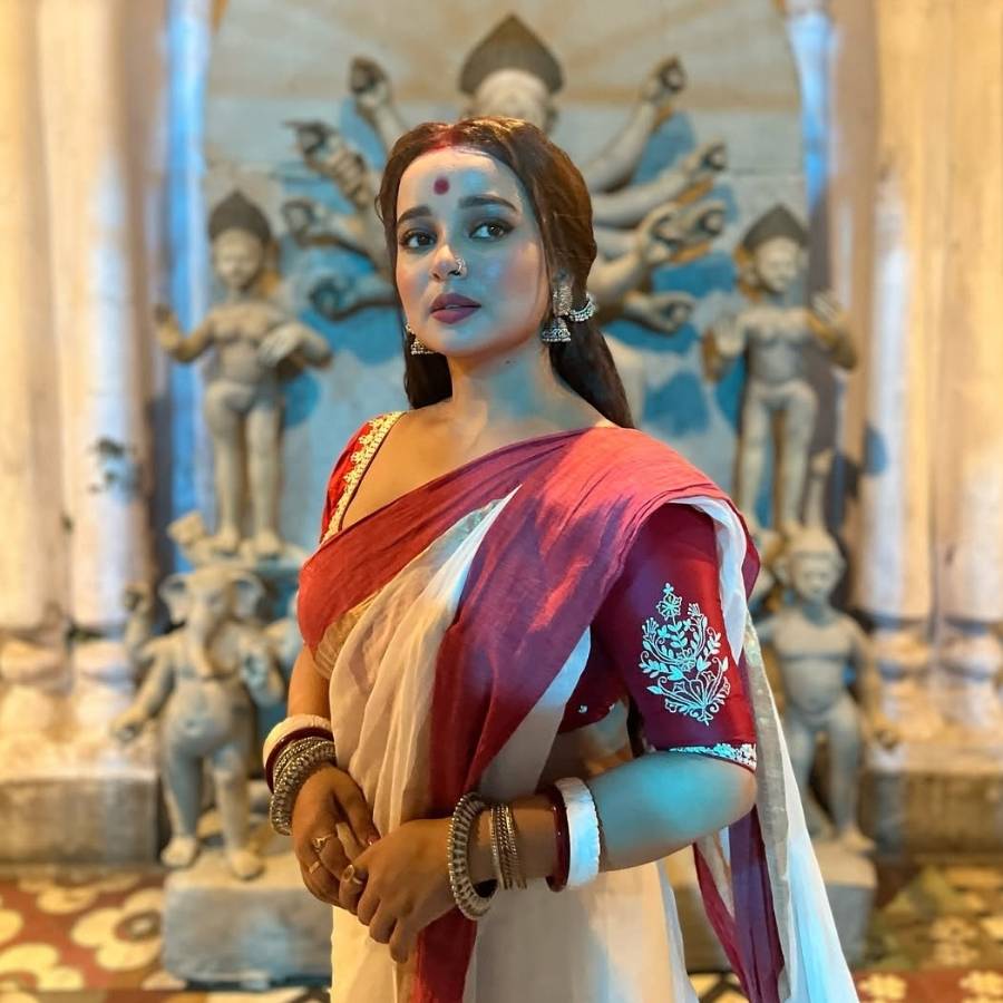 দেবীর প্রতিমার সামনে দাঁড়িয়ে ছবি তুললেন প্রিয়াঙ্কা ভট্টাচার্য। 