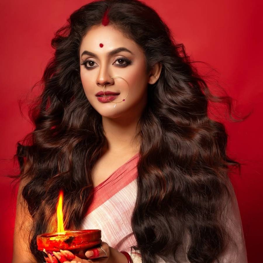 সাবেকি সাজে ধরা দিলেন সৈরিতি বন্দ্যোপাধ্যায়ও। 