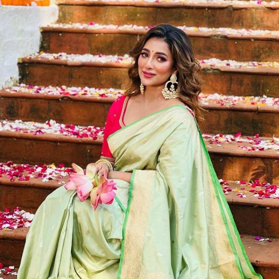 হালকা সবুজ শাড়ির সঙ্গে মানানসই রূপটান, খোলা চুলে নজর কাড়লেন সায়ন্তিকা। 