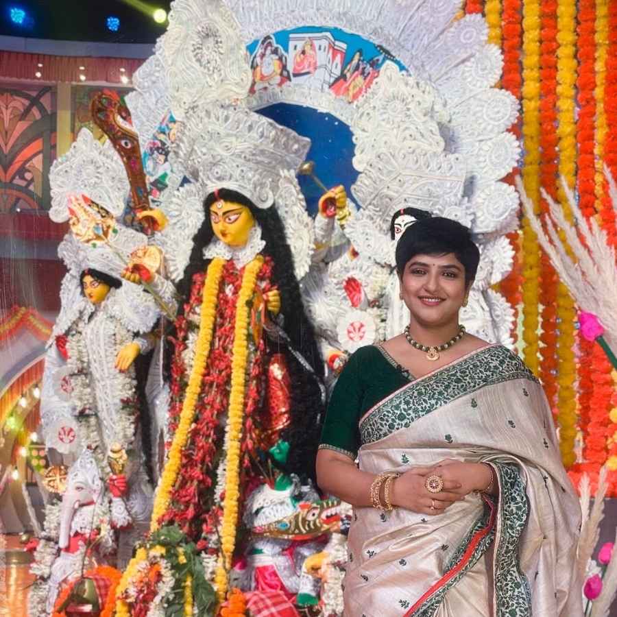 ‘যা- কিছু জীর্ণ আমার, দীর্ণ আমার, জীবনহারা, তাহারই স্তরে স্তরে পড়ুক ঝরে সুরের ধারা।’- মহালয়ার ভোরে এটাই প্রার্থনা লগ্নজিতার।