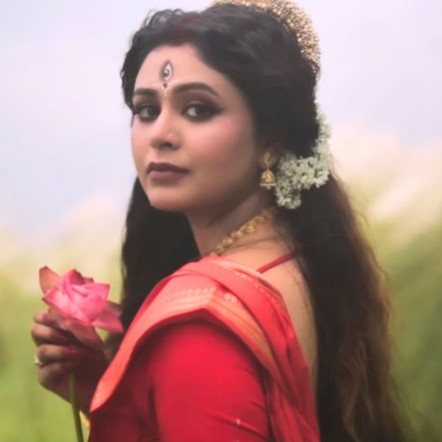 কাশ বনে ‘ত্রিনয়নী’ ঋতাভরীই যেন জানান দিলেন, পুজো এসে গিয়েছে প্রায়।