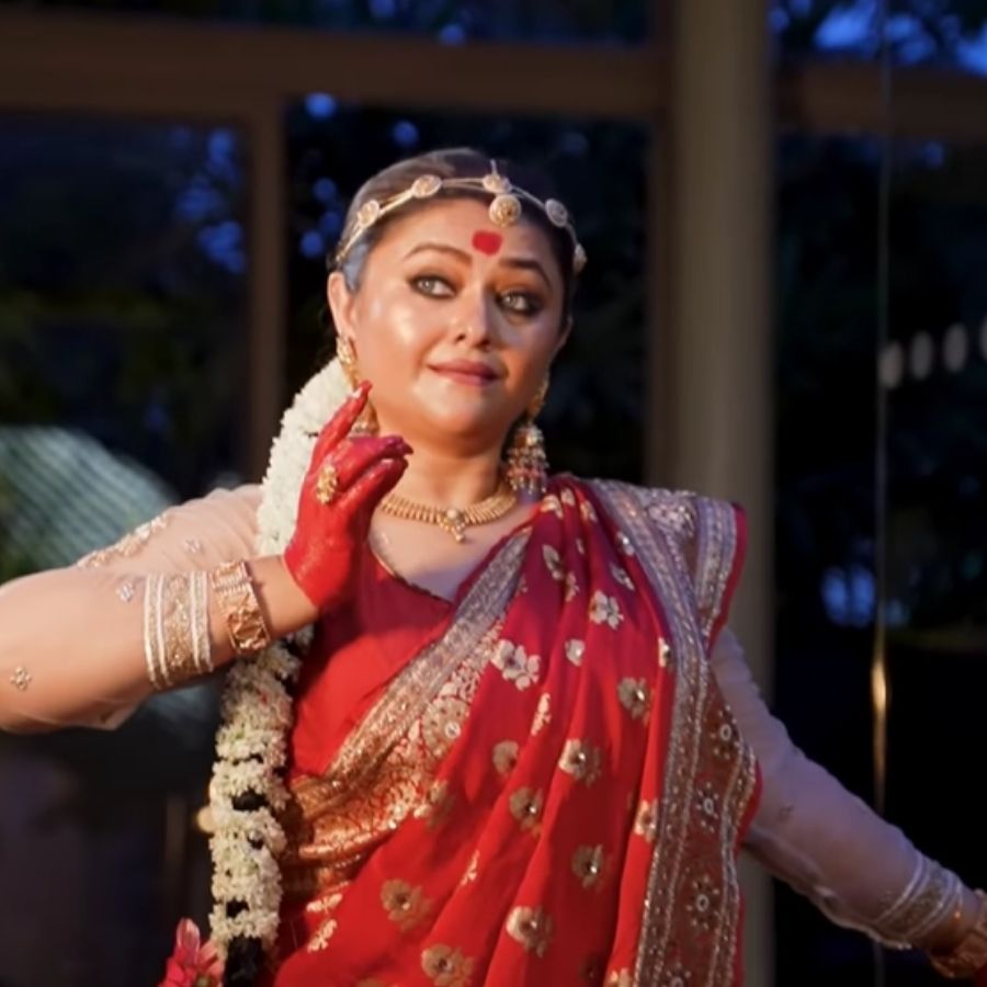 মহালয়ায় অন্য মেজাজে কনীনিকা বন্দ্যোপাধ্যায়। নৃত্যের তালে তালেই ধরা দিল পুজোর মেজাজ। ( এই প্রতিবেদনটি ‘আনন্দ উৎসব’ ফিচারের একটি অংশ। )