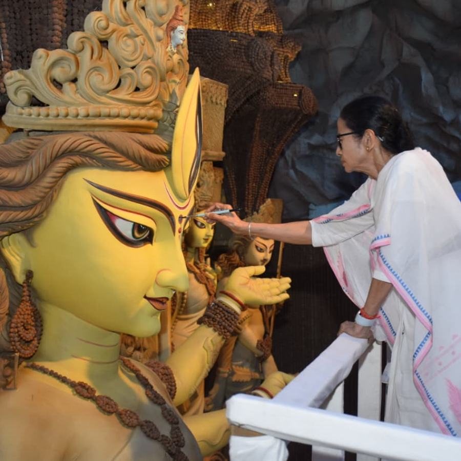 West Bengal CM Mamata Banerjee inaugurates several Durga Puja Pandals in Kolkata and districts dgtl
