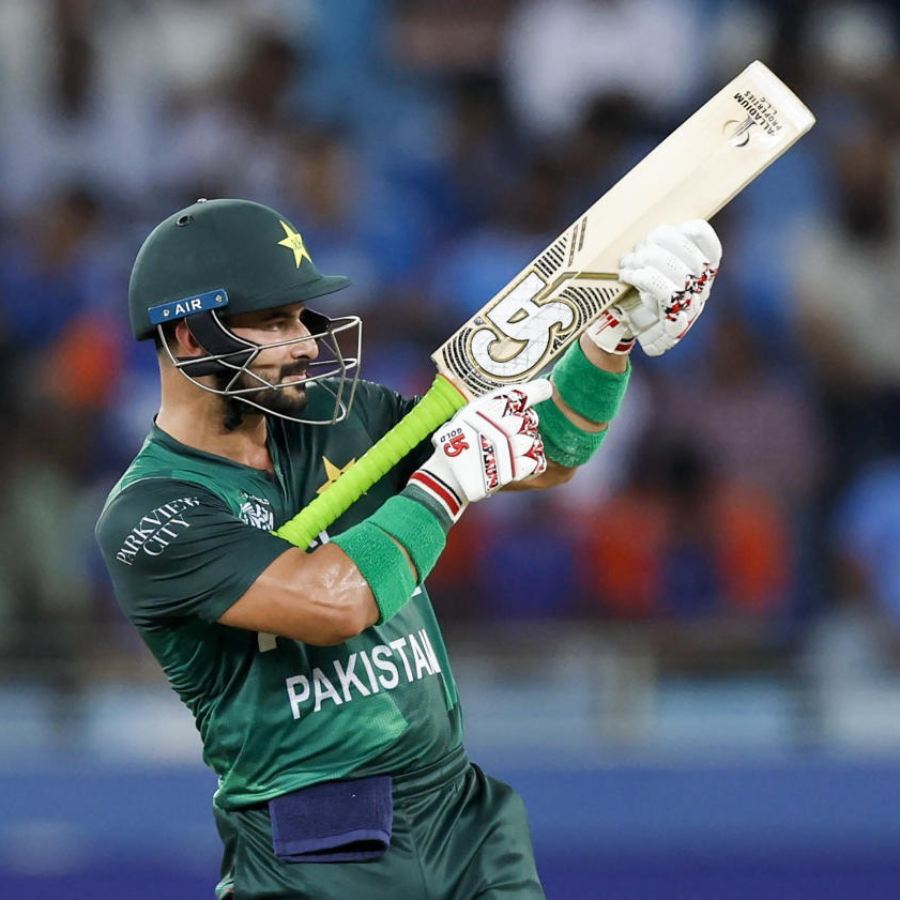 অর্ধশতরানের পর ব্যাটটিকে নিয়ে বন্দুক ধরার মতো একটি বিশেষ কায়দায় উচ্ছ্বাস করেন পাক ওপেনার সাহিবজ়াদা ফারহান।