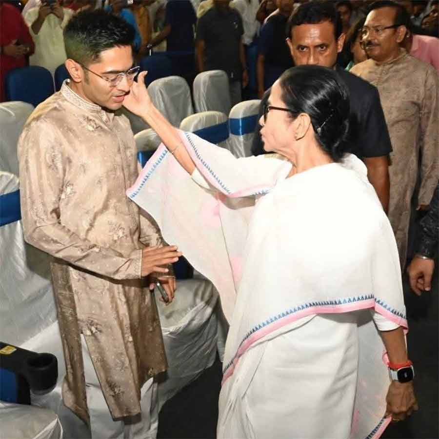 Mamata Banerjee and Abhishek Banerjee bring up Bengali issue again on puja occasion