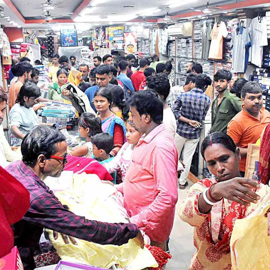 puja shopping crowd at shops on last Sunday before Durga Puja at bardhaman