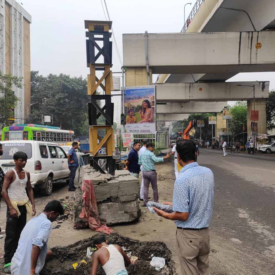 A height bar collapsed on road in Taratala after a truck hit that dgtl