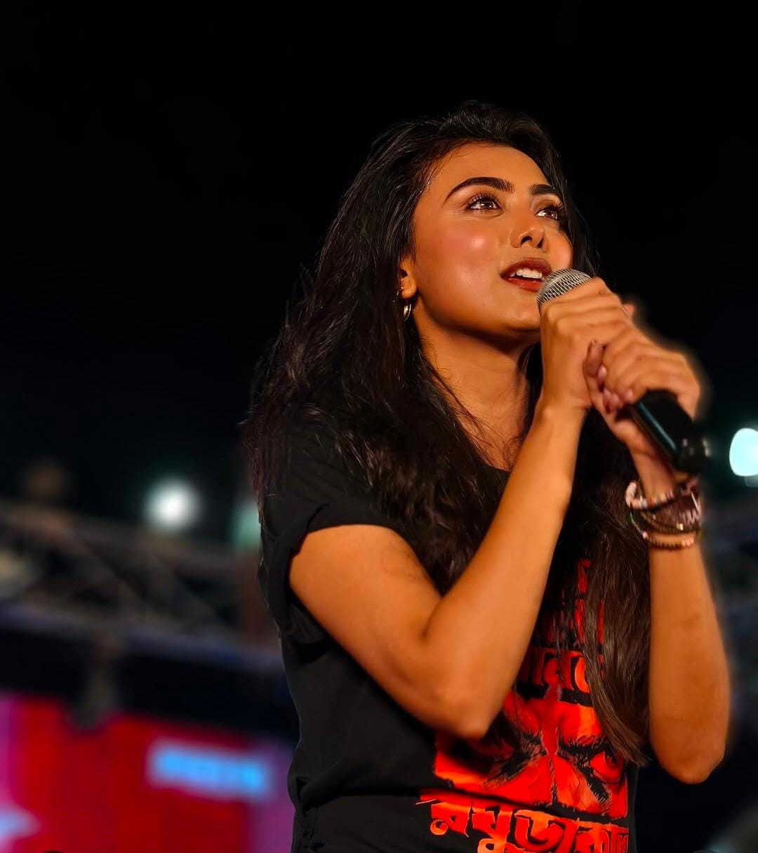 ‘রঘু ডাকাত’-এর প্রচারে কখনও শাড়ি, কখনও টিশার্ট-ডেনিম লুকে নজর কাড়ছেন তিনি। এমনকী, এই ছবির গানেও তাঁর অন্য রকম লুক, বিশেষ করে তাঁর চুল বাঁধার ধরন বেশ চর্চায় রয়েছে। 