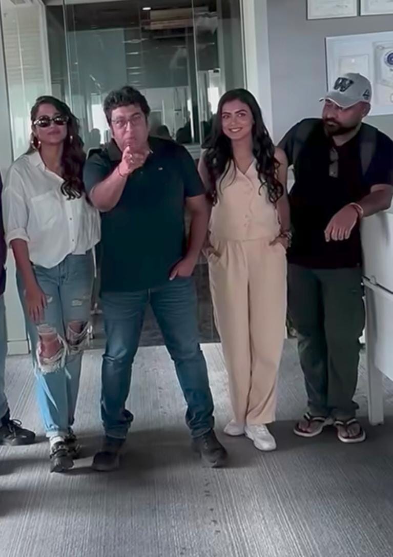 সঙ্গে হালকা মেকআপ, হাতে ঘড়ি আর কানে ছোট্ট দুল পরলেই সাজ কমপ্লিট! চুল পনিটেল করতে পারেন আবার খোলাও রাখতে পারেন নায়িকার মতো। সকালে বেরোলে কিন্তু রোদ চশমা চাই-ই চাই! 