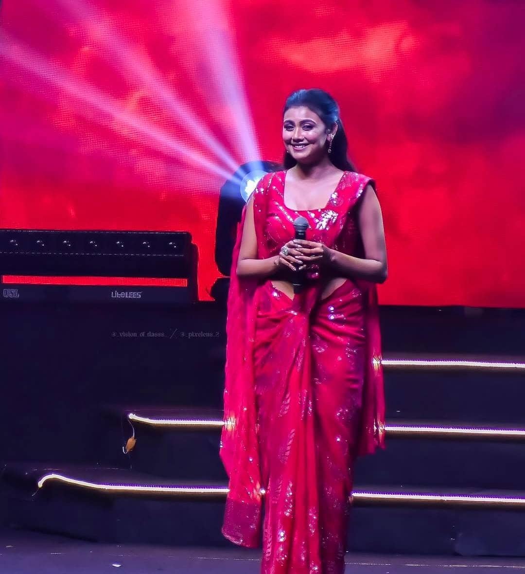 অষ্টমীর দিন রাতে এমন একটি গোলাপি বা রানি রঙের শিমারি শাড়ি পরতে পারেন। আঁচলটা সরু করে নায়িকার মতো নিতেও পারেন, কিংবা আঁচল ছাড়া দিয়েও স্টাইল করতে পারেন। 