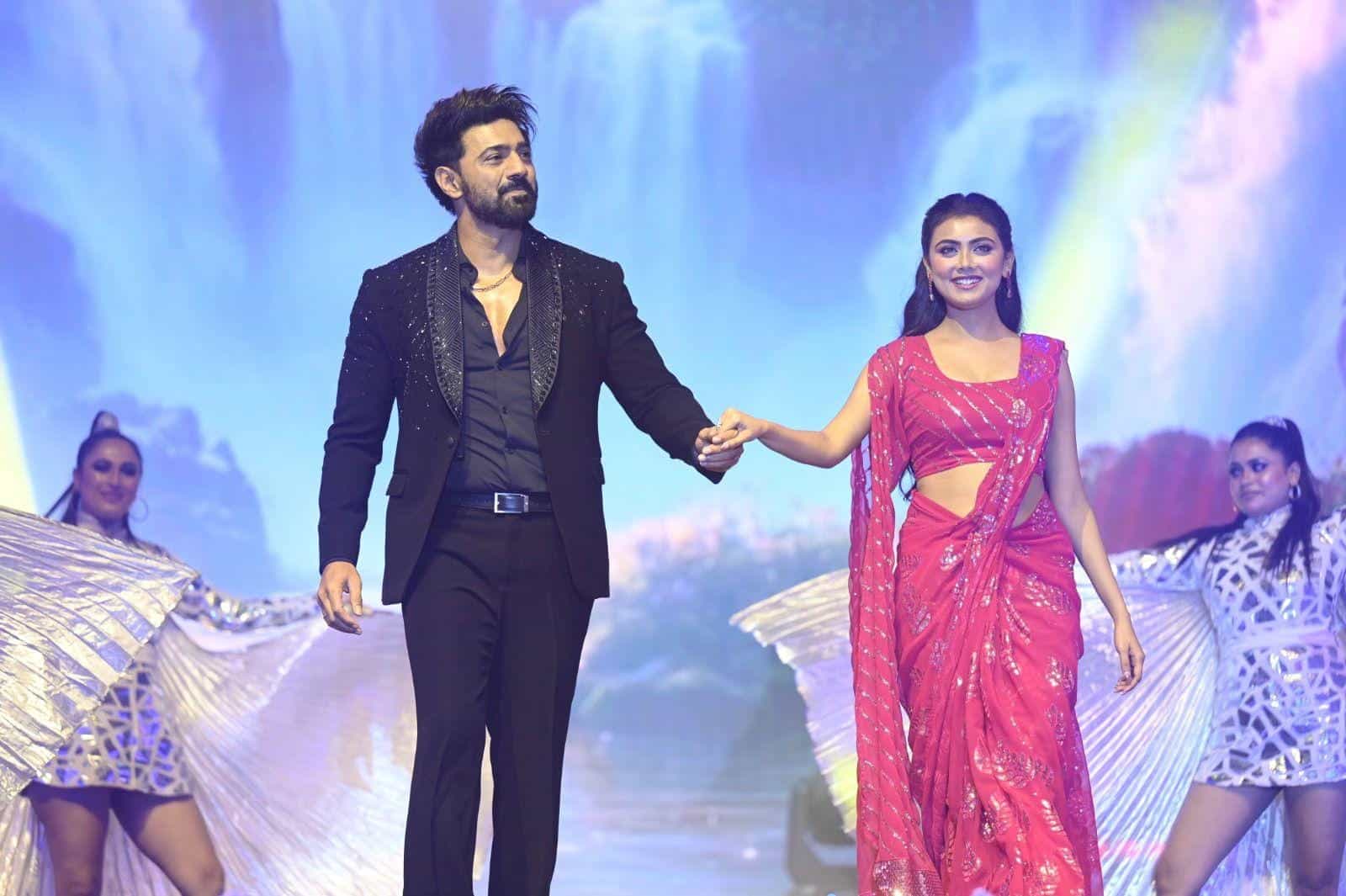 এই শাড়ির সঙ্গে মাঝখানে সিঁথি করে চুল খোলা রাখতে পারেন। বা অল্প চুল নিয়ে ক্লিপ দিয়ে আটকে, বাকি চুল খোলা রেখেও স্টাইল করতে পারেন ইধিকার মতো। সঙ্গে কানে পরুন ঝুমকো। গলা খালি রাখতে পারেন বা সরু কোনও হার পরতে পারেন, হাতে সরু চুড়ি পরলেই সাজ সম্পন্ন হবে। মানানসই মেকআপ করে নিন এই পোশাকের সঙ্গে। 