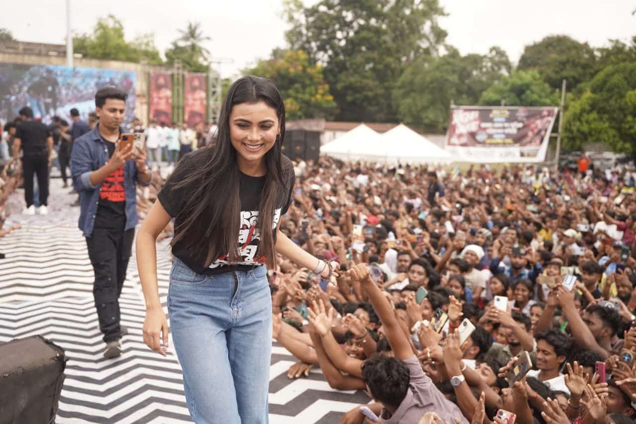 নবমীর আড্ডা বলুন বা ঠাকুর দেখা, ছক ভেঙে একটু অন্যরকম সাজতেই পারেন। গ্রাফিক্স ডিজাইন করা বা কবিতার লাইন লেখা কোনও টিশার্টের সঙ্গে জিন্স পরতে পারেন এদিন। 