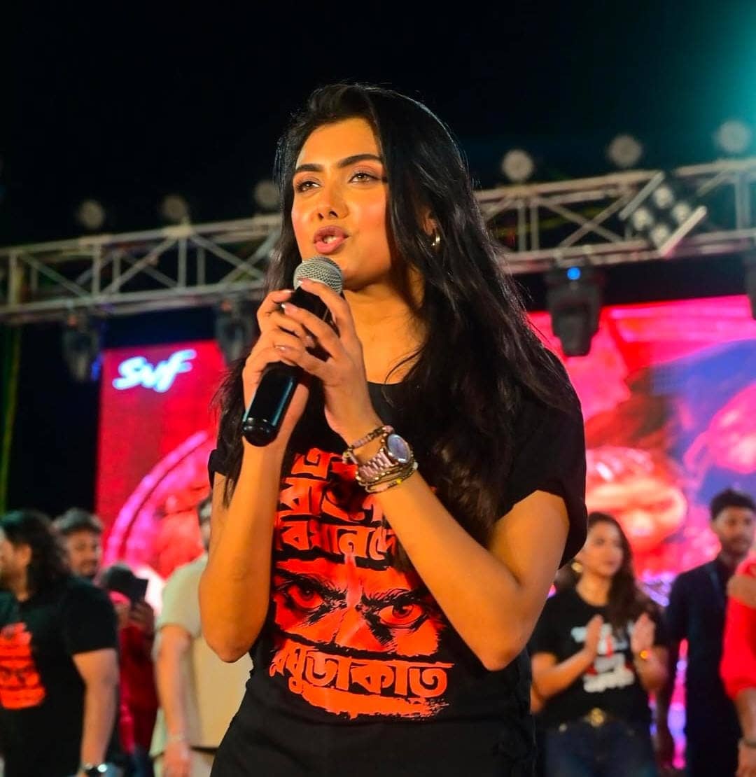 এই সাজের সঙ্গে পনিটেল করতে পারেন বা খোলা চুল রাখতে পারেন। হাতে পরুন ঘড়ি। কানে রিং বা ছোট কোনও দুল পরতে পারেন। 