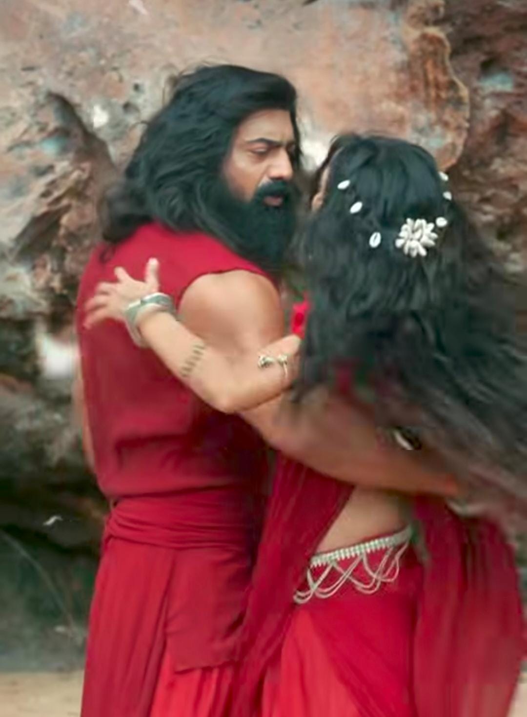 কেবল পোশাক নয়, এ বার চর্চায় রয়েছে ‘ঝিলমিল লাগে রে’ গানটি থেকে ইধিকার চুল বাঁধার স্টাইল এবং টিপের ধরন। দশমী বা অষ্টমীর দিন, বা পুজোর অন্য কোনও দিন সাবেকি পোশাক পরলে মাঝখানে সিঁথি করে, দুই পাশে বিনুনি করে সেটা মাথার পিছন দিকে ক্লিপ দিয়ে আটকে দিন। তাতে গুঁজে দিন ছোট ছোট ফুল। লাগাতে পারেন বিডসও। 