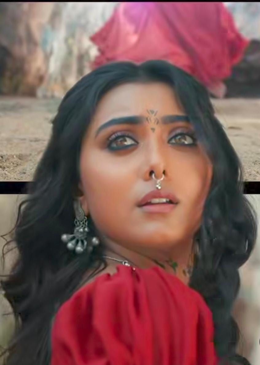 কেবল মেকআপ, কাজল নয়। পুজোয় নজর কাড়ুক আপনার টিপও। আইলাইনার দিয়ে পছন্দের ডিজাইন করে টিপ পরতে পারেন।  (এই প্রতিবেদনটি ‘আনন্দ উৎসব’ ফিচারের একটি অংশ)।